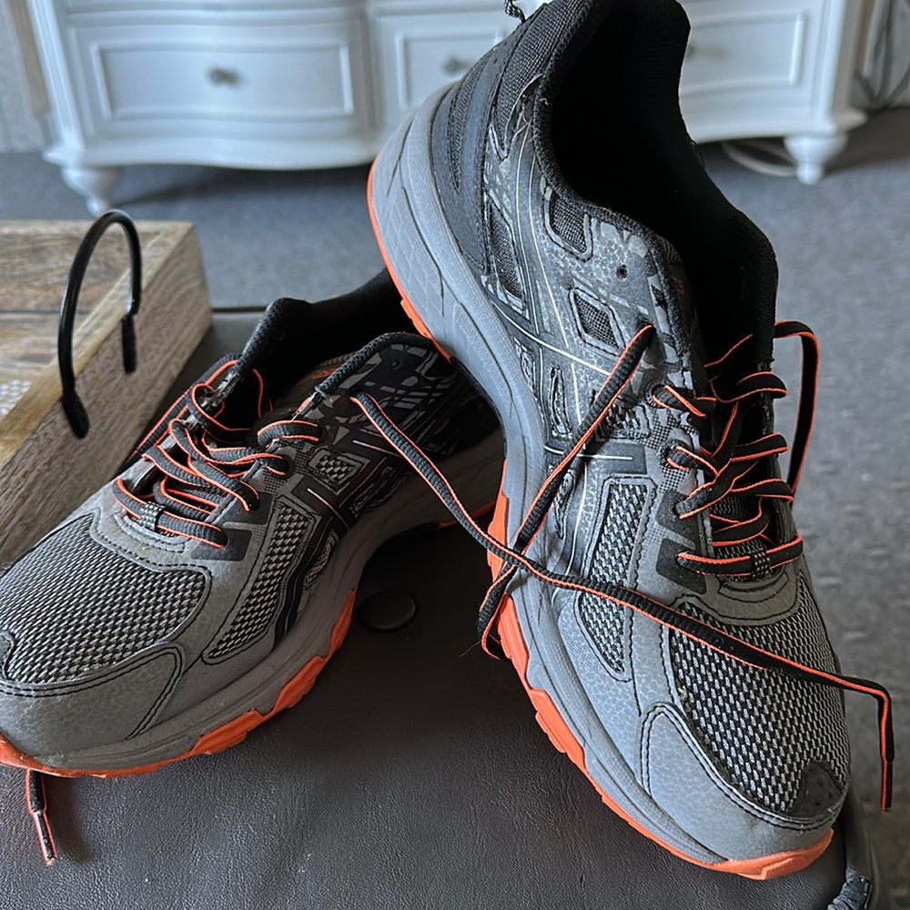 Men’s Black and Orange Running Shoes size 10